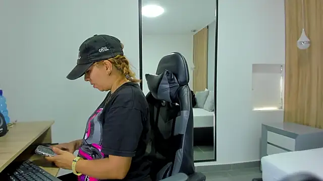 alma fenix online show from 22, 12, 2025