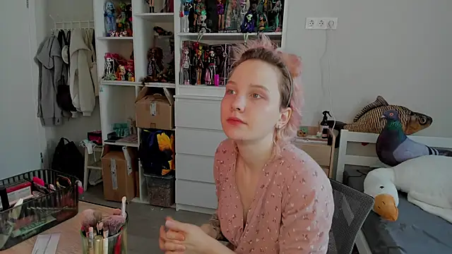 School Love online show from 18, 2, 2026