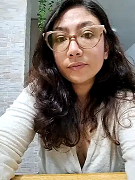 Mia Ruiz online show from 5, 3, 2025