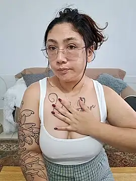 Mia Ruiz online show from 28, 9, 2025