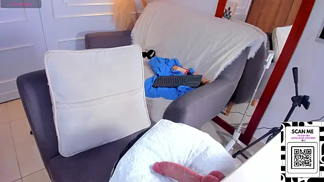 Snapshot of Chrishell_ chatting on 23, 2, 2025 Chrishell online show from 23, 2, 2025