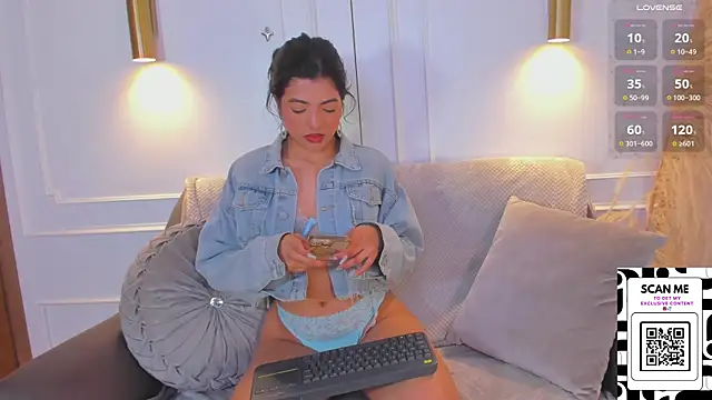 Snapshot of Chrishell_ chatting on 10, 9, 2025 Chrishell online show from 10, 9, 2025