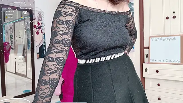 RoxaneEvans  online show from 17, 7, 2026