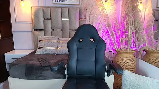 Emelie Ch1 online show from 9, 3, 2025