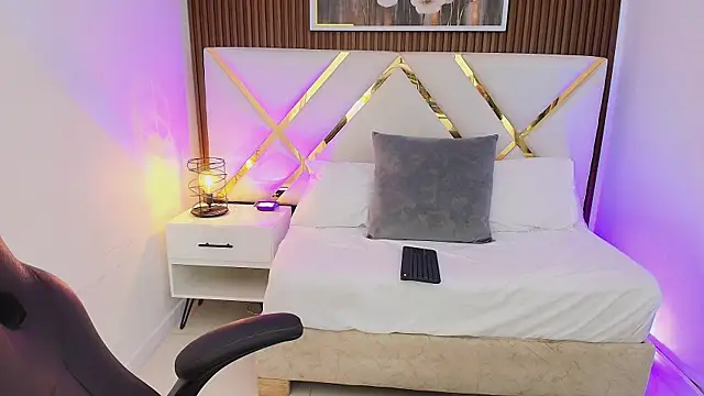 Emelie Ch1 online show from 10, 4, 2026