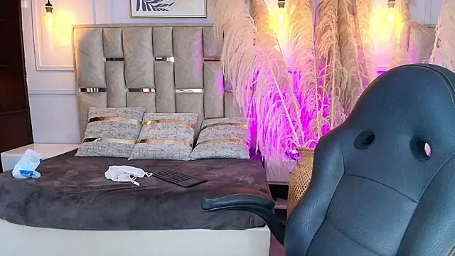 Emelie Ch1 online show from 9, 3, 2025