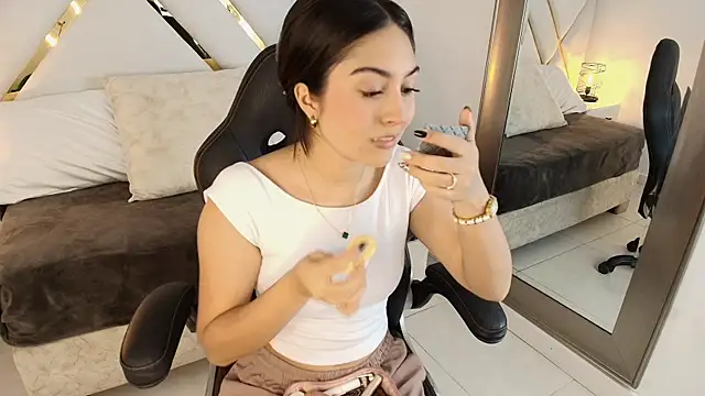 Emelie Ch1 online show from 5, 11, 2025