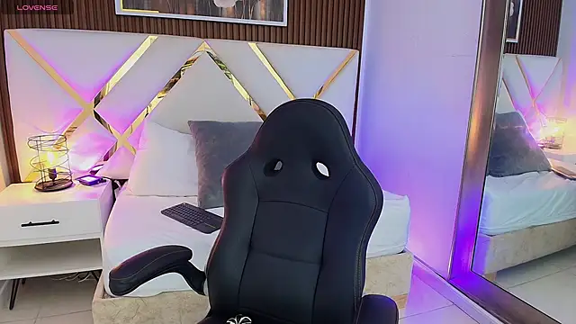 Emelie Ch1 online show from 9, 4, 2026