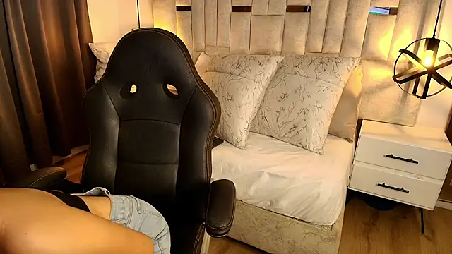 Emelie Ch1 online show from 28, 10, 2025