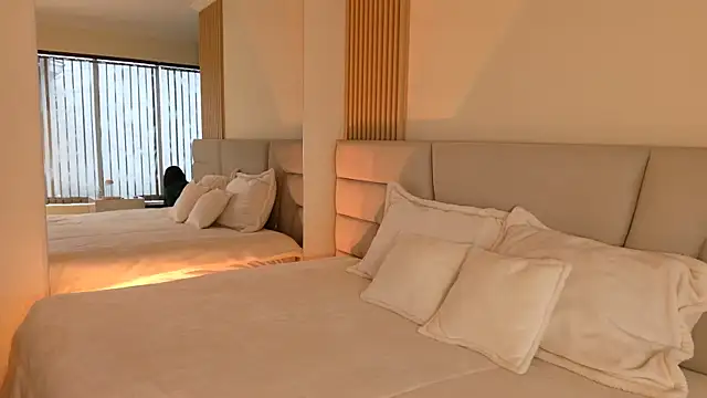 Zoe Benson online show from 19, 11, 2025