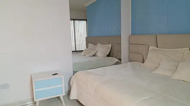 Zoe Benson online show from 30, 9, 2025