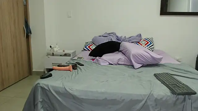 AnnieRoss69 online show from 4, 2, 2025