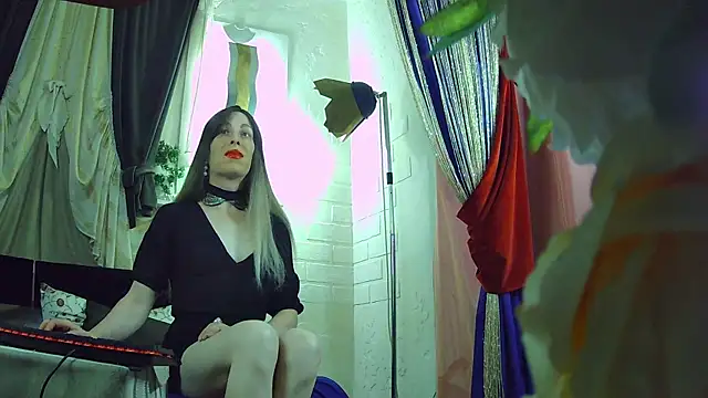 Mary Loon online show from 21, 9, 2025