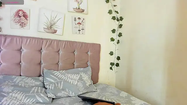 Snapshot of sara_sophieee chatting on 5, 3, 2025 sara sophieee online show from 5, 3, 2025