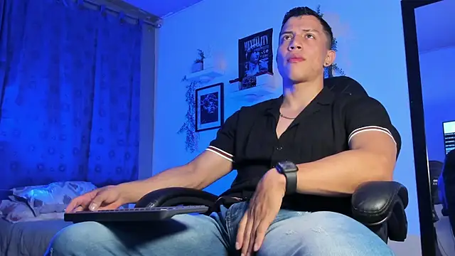 Snapshot of ThomsEvery_ chatting on 13, 11, 2025 ThomsEvery online show from 13, 11, 2025