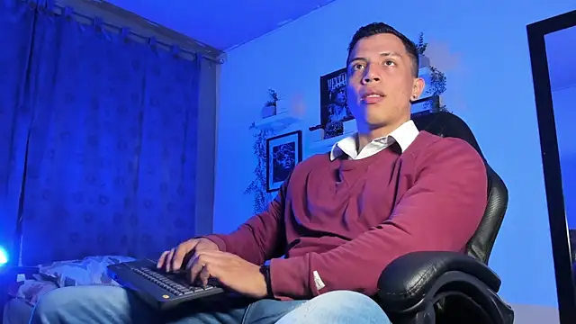 Snapshot of ThomsEvery_ chatting on 14, 11, 2025 ThomsEvery online show from 14, 11, 2025