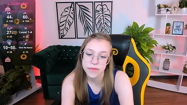 Snapshot of LayriantaVee chatting on 7, 3, 2025 LayriantaVee online show from 7, 3, 2025