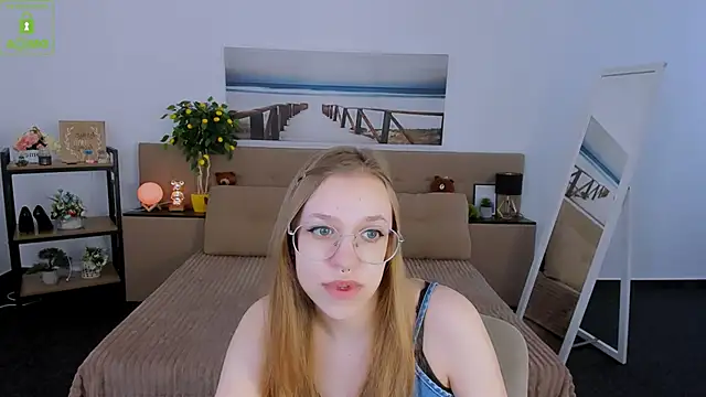 Snapshot of LayriantaVee chatting on 6, 3, 2025 LayriantaVee online show from 6, 3, 2025