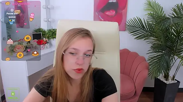 Snapshot of LayriantaVee chatting on 23, 9, 2025 LayriantaVee online show from 23, 9, 2025