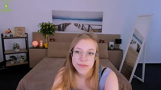 Snapshot of LayriantaVee chatting on 5, 3, 2025 LayriantaVee online show from 5, 3, 2025