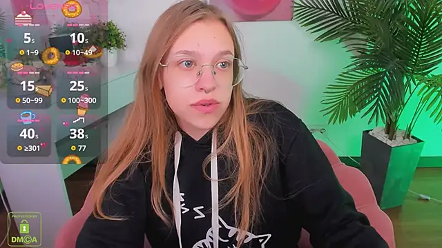 Snapshot of LayriantaVee chatting on 8, 10, 2025 LayriantaVee online show from 8, 10, 2025