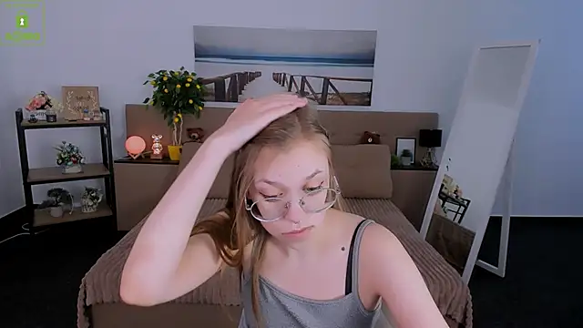 Snapshot of LayriantaVee chatting on 2, 3, 2025 LayriantaVee online show from 2, 3, 2025