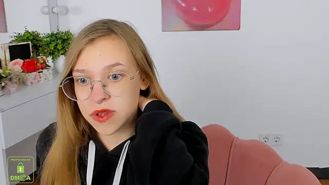 Snapshot of LayriantaVee chatting on 11, 10, 2025 LayriantaVee online show from 11, 10, 2025