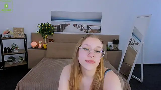 Snapshot of LayriantaVee chatting on 6, 3, 2025 LayriantaVee online show from 6, 3, 2025