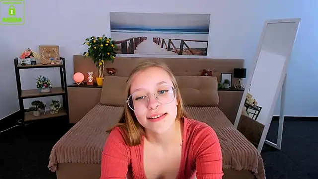 Snapshot of LayriantaVee chatting on 1, 3, 2025 LayriantaVee online show from 1, 3, 2025