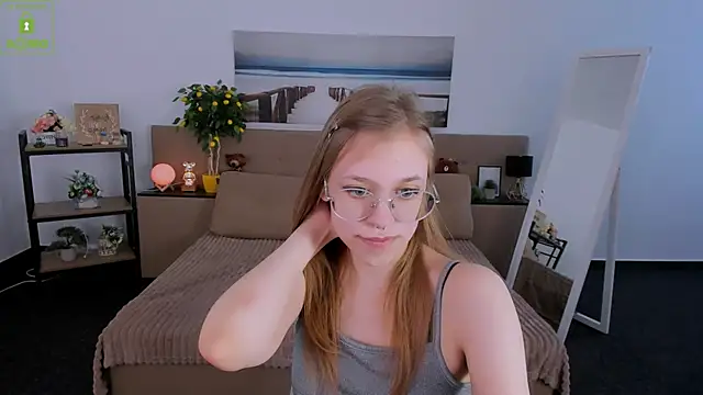 Snapshot of LayriantaVee chatting on 2, 3, 2025 LayriantaVee online show from 2, 3, 2025