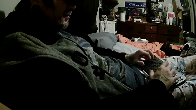 Snapshot of clitstitsandbongrips chatting on 12, 11, 2025 clitstitsandbongrips online show from 12, 11, 2025