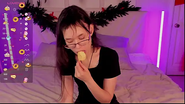 Emily Strikeee online show from 4, 12, 2025