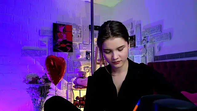 EvaThopson online show from 13, 2, 2025