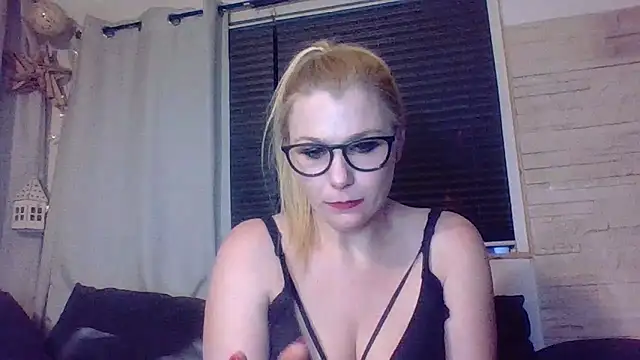 DevilsAngel13 online show from 28, 11, 2025