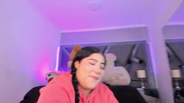 Snapshot of AmberiniHoffman chatting on 16, 11, 2025 AmberiniHoffman online show from 16, 11, 2025