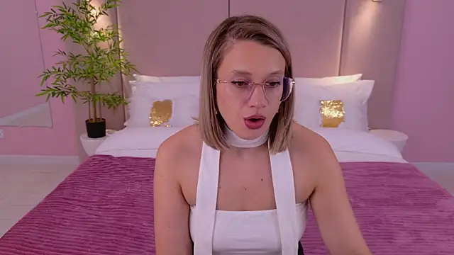 EmilyBoom online show from 6, 3, 2025