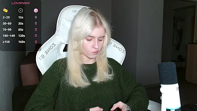 Snapshot of LizaKisses chatting on 4, 10, 2025 LizaKisses online show from 4, 10, 2025