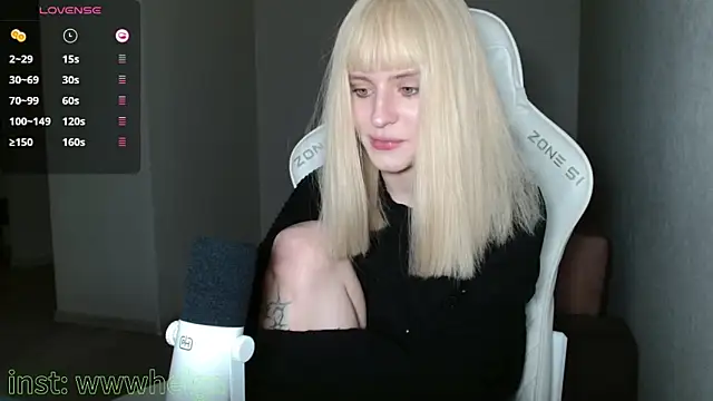 Snapshot of LizaKisses chatting on 8, 11, 2025 LizaKisses online show from 8, 11, 2025