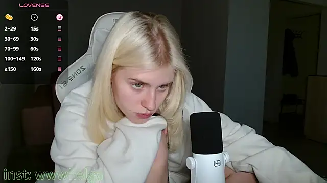 Snapshot of LizaKisses chatting on 9, 10, 2025 LizaKisses online show from 9, 10, 2025