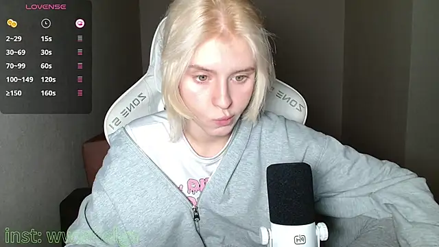 Snapshot of LizaKisses chatting on 15, 10, 2025 LizaKisses online show from 15, 10, 2025