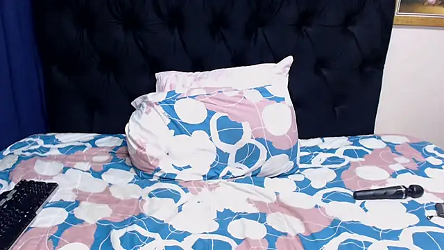 BootyliciousbustyX33 online show from 27, 9, 2025