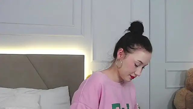 LeilaLow online show from 27, 2, 2025