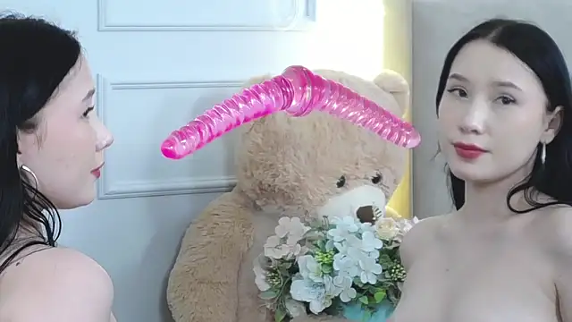 LeilaLow online show from 2, 2, 2025