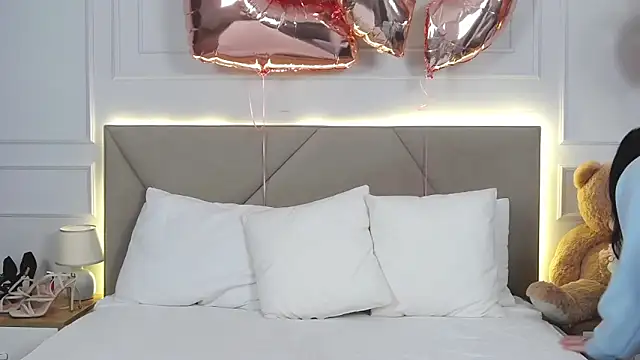 LeilaLow online show from 20, 2, 2025