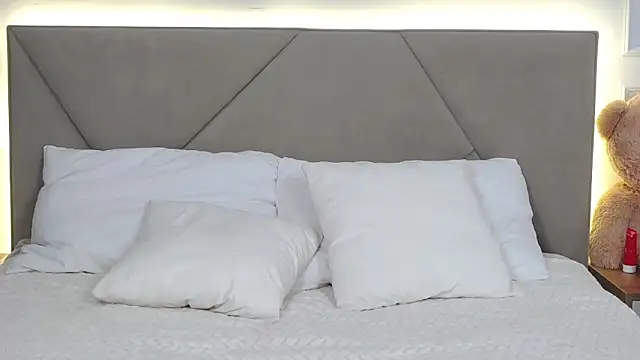 LeilaLow online show from 3, 3, 2025