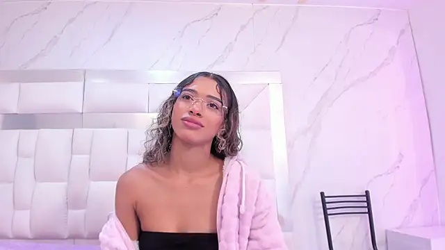 Snapshot of BritneyCollins chatting on 28, 11, 2025 BritneyCollins online show from 28, 11, 2025