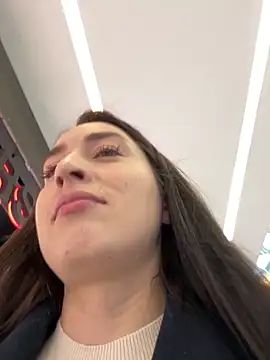 Holly Play online show from 6, 3, 2025