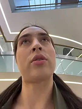 Holly Play online show from 6, 11, 2025