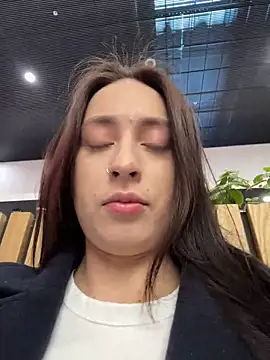 Holly Play online show from 10, 3, 2025