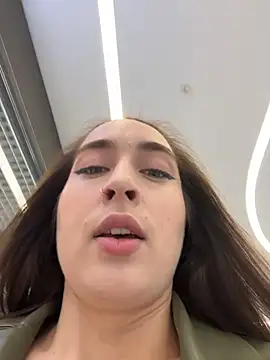 Holly Play online show from 7, 10, 2025